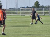 Laatste training S.K.N.W.K. JO8-1 (partijtje tegen de ouders) van maandag 2 juni 2025 (29/123)